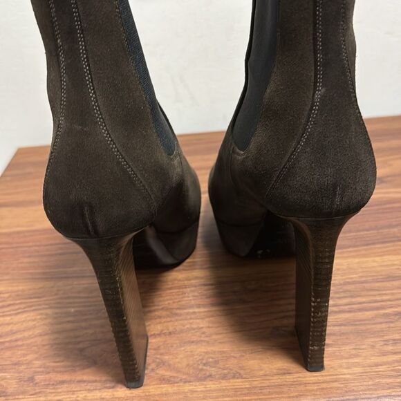 Saint Laurent Vika 95 Chelsea Ankle Boots in Brown Suede. Size 39 IT. - Picture 6 of 9
